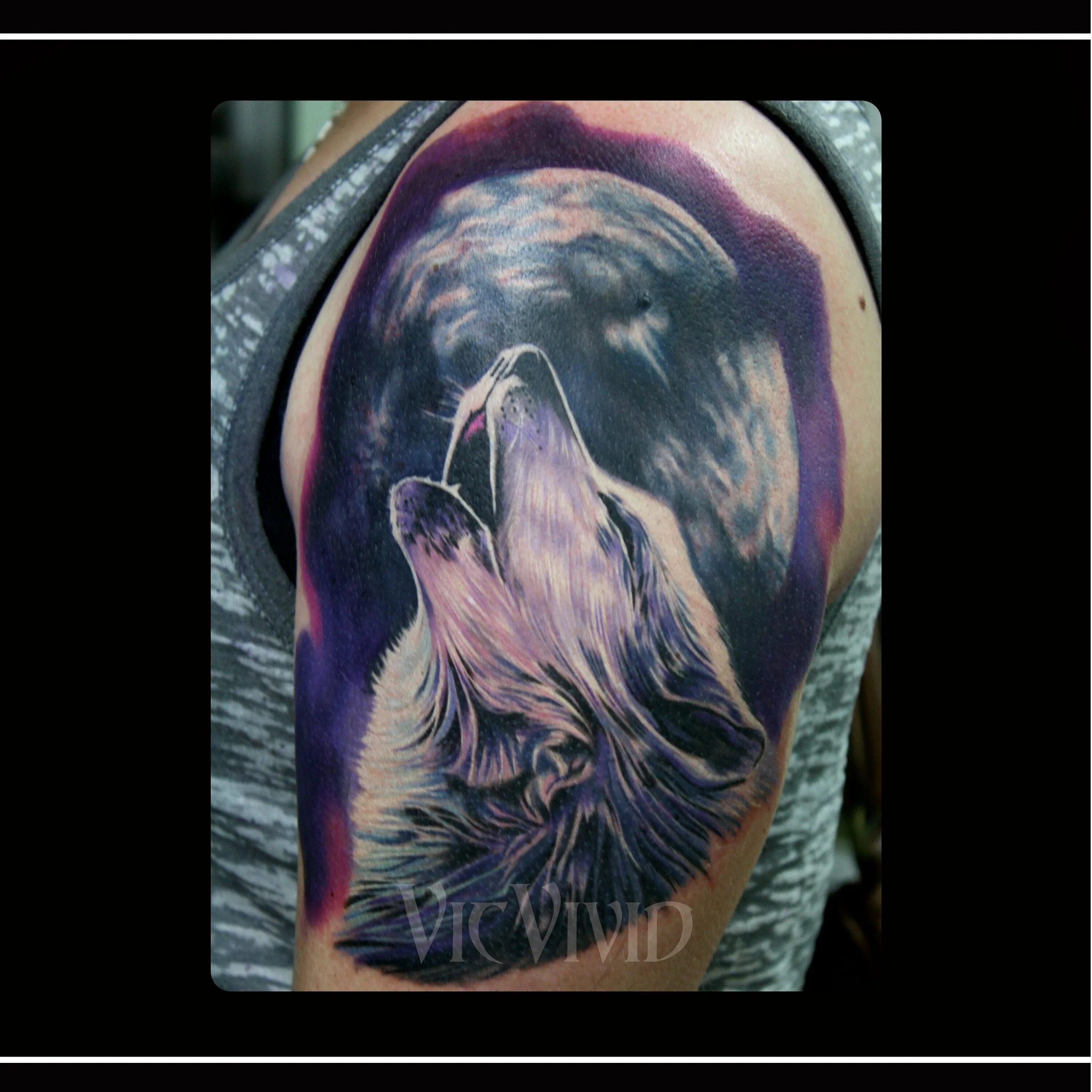 Тату волк воет на луну на груди. Воющий волк значение. Татуировка волк воет на луну. Воющий волк значение. Тату волка на плече.