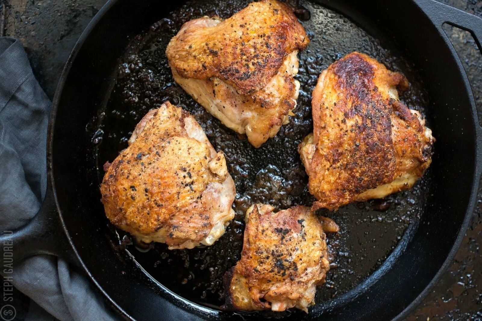 Курица на сковороде рецепты с фото. Бедро куриное жареное. Жареные куриные бедра на сковороде. Бедрышки куриные на сковороде. Жареные бёдрышки на сковороде.