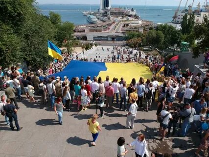 Женщина в одессе с флагом