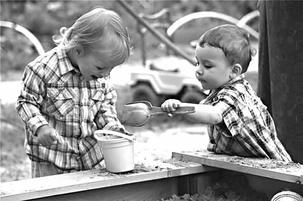 Книги - лучшие друзья. Дружба детские картинки. Презентация на тему ты и твои друзья. Малыш в песочнице. Твои первые друзья.