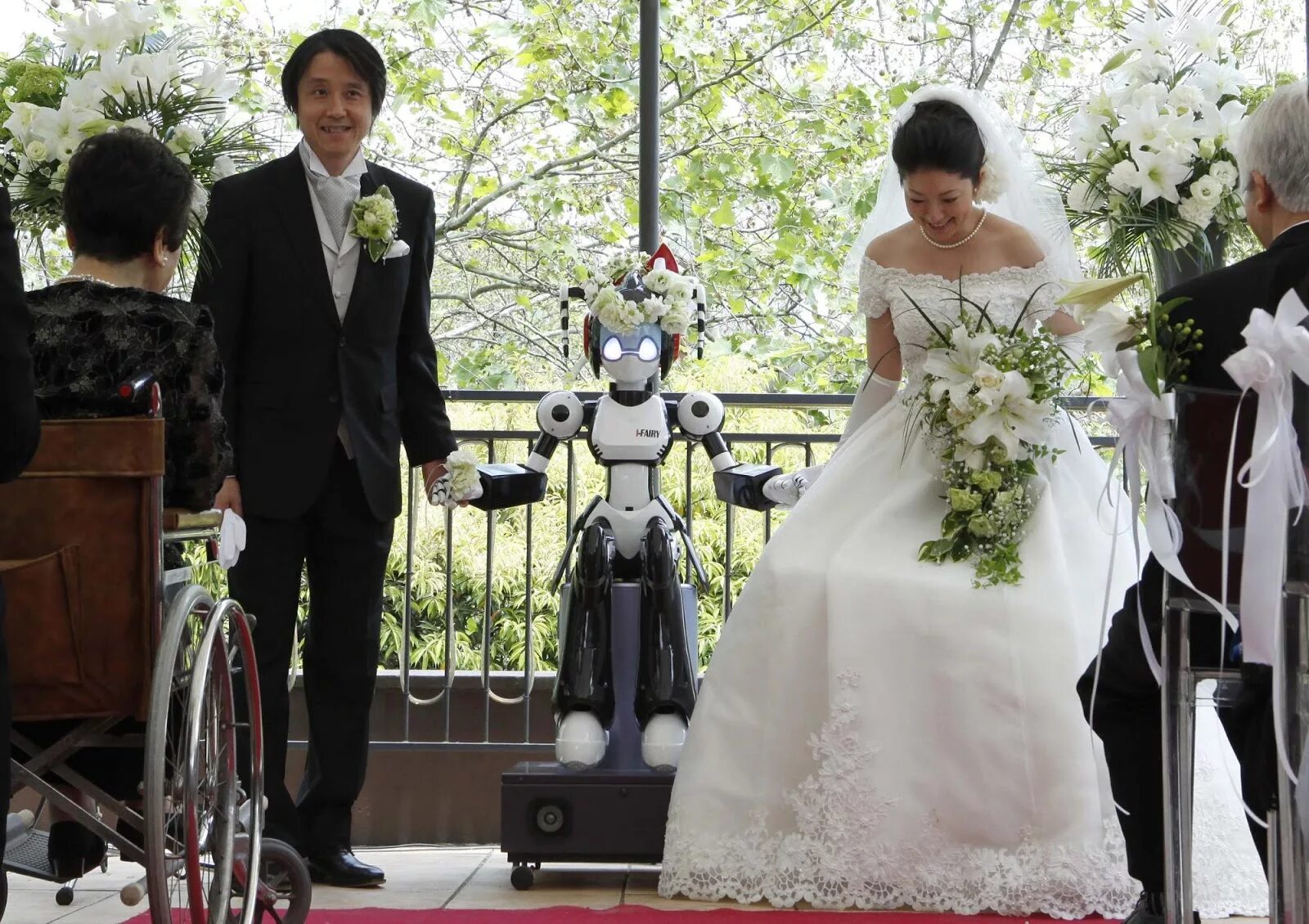Свадьба в Японии. Свадьба роботов. Япония свадьба на роботе. Свадебная церемония в Японии.