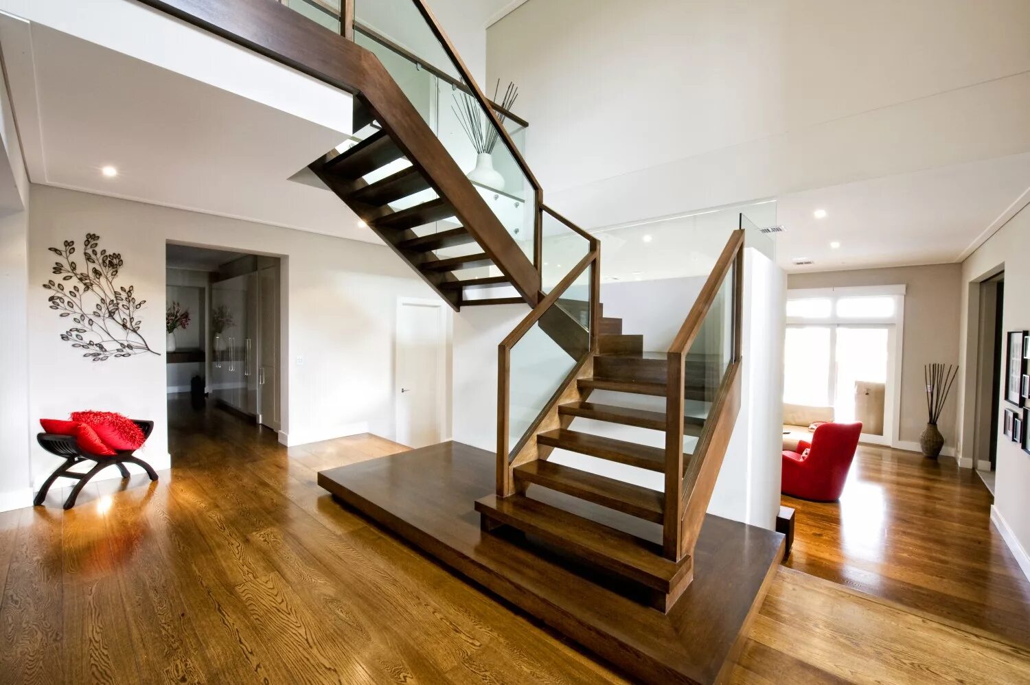 Красивый второй этаж. Лестница в доме. Современная деревянная лестница. Лестница в интерьере. Деревянные лестницы в современном стиле.