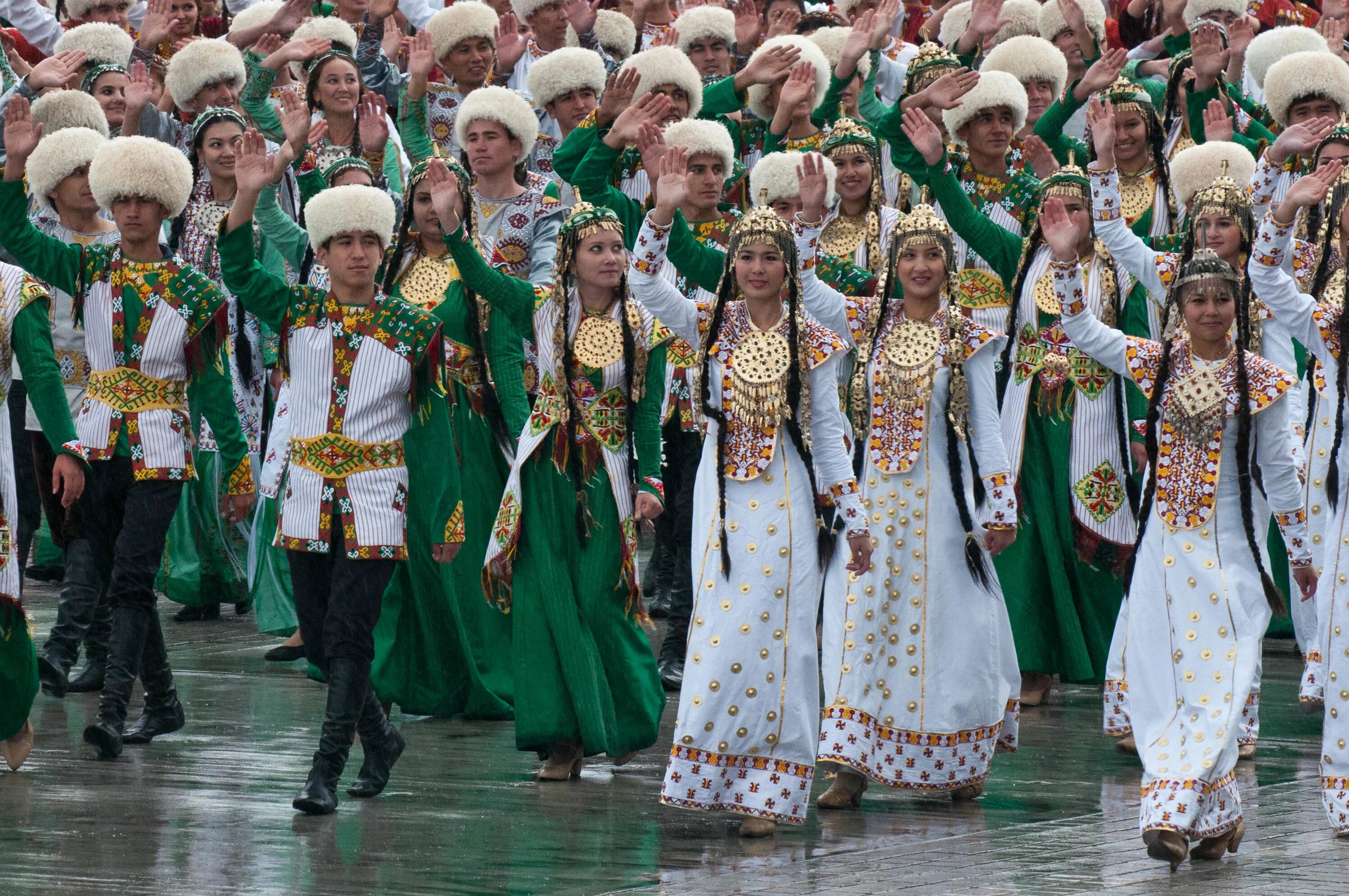 Народ Туркмении Туркменистане. Национальный костюм туркменов. Туркменистан Туркмен туркменка нация. Туркменистанская Национальная одежда. Туркмен число