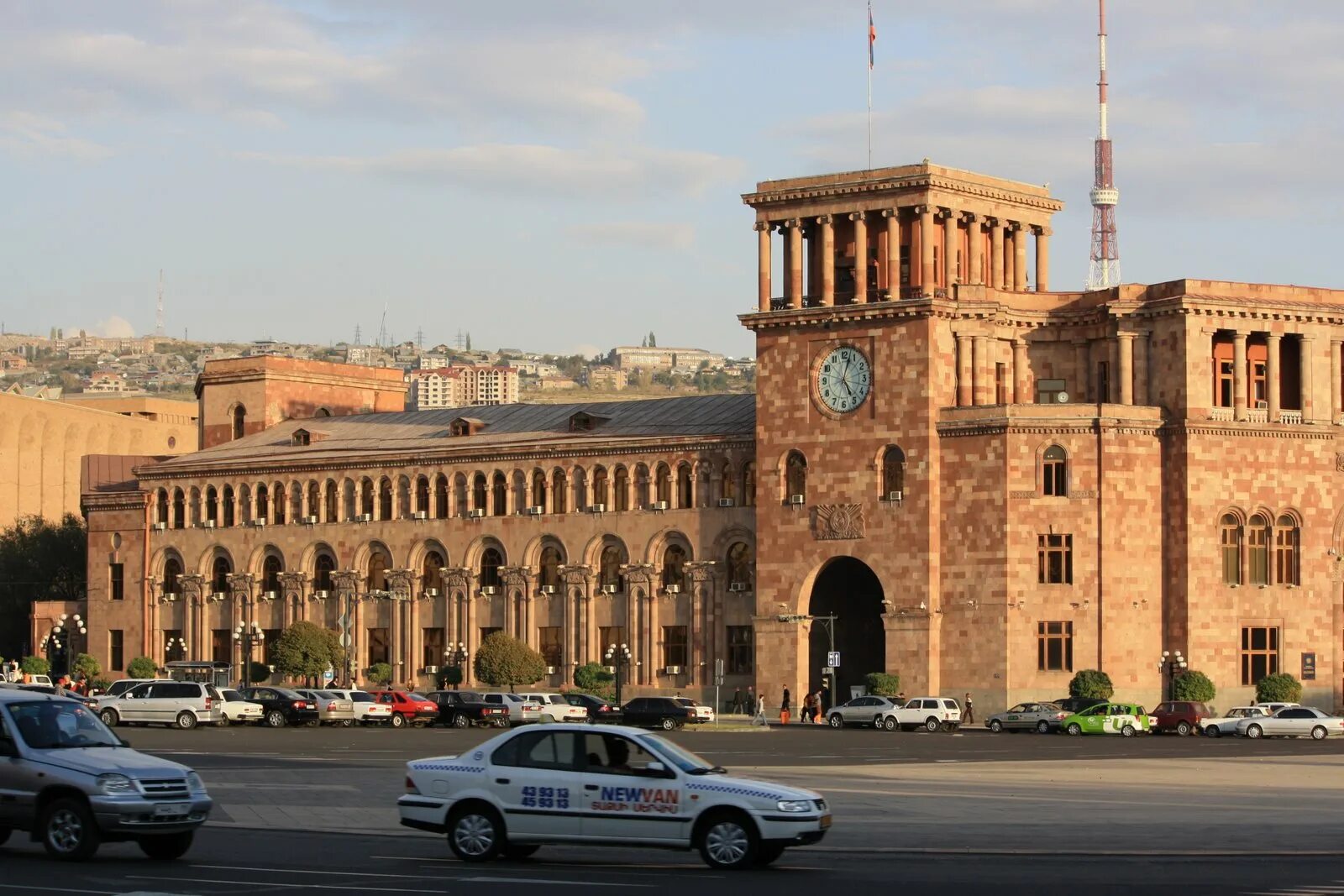 Площадь Республики Ереван дом правительства. КЕНТРОН Ереван. Здание правительства Армении в Ереване. Ереван кентрон