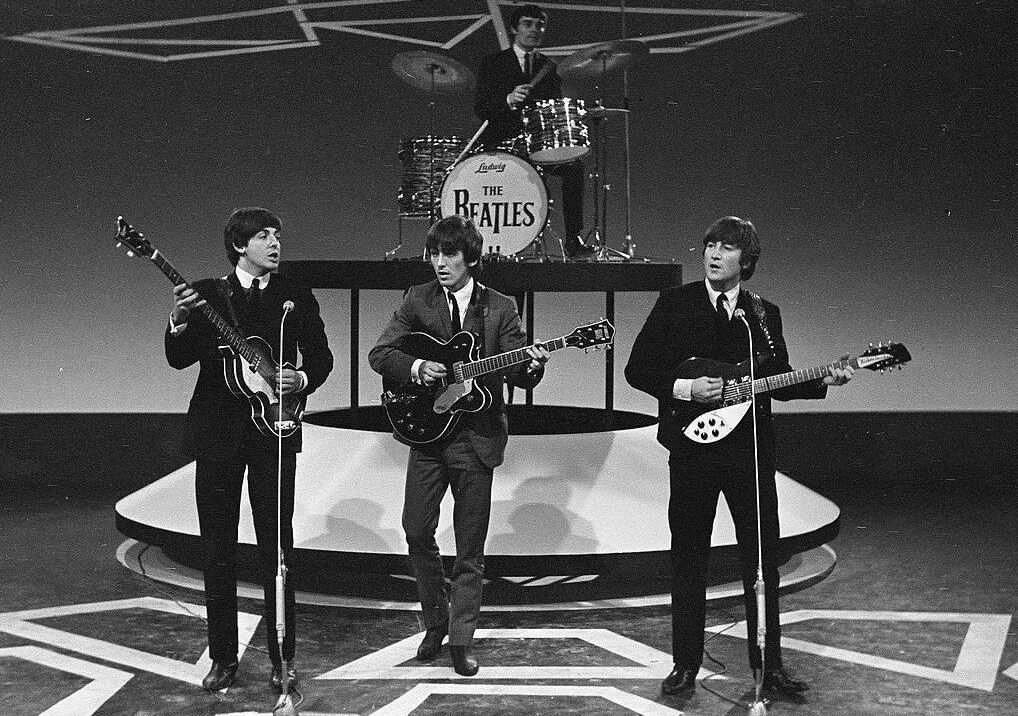 Битлз элвис. Группа битлз на сцене. группа the beatles 1960. битломания. концерт группы the beatles. группа битлз концерт.