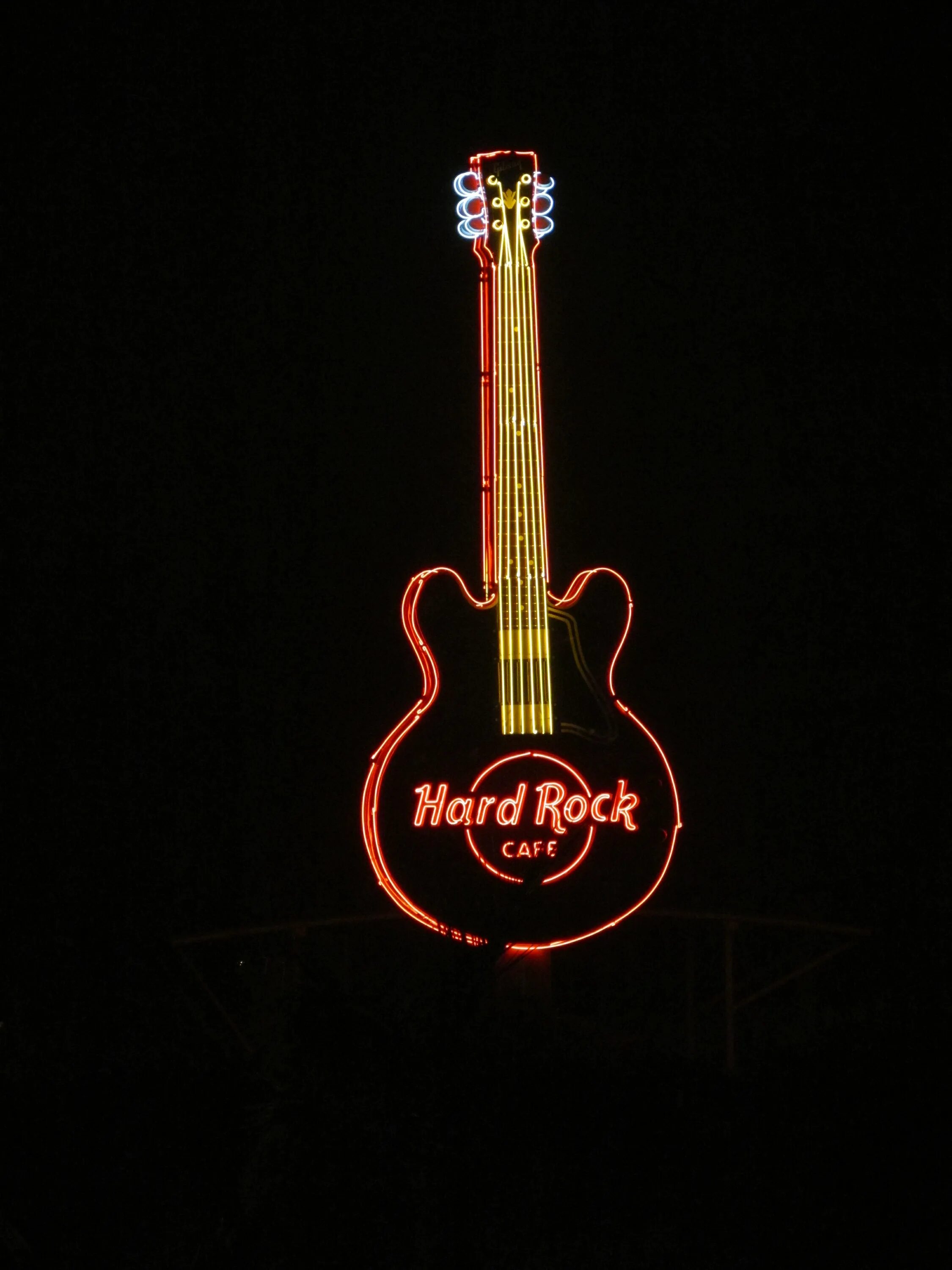 Хард рок гитара. Хард рок. hard rock cafe гитара. hard rock cafe логотип с гитарой. таблички под гитарами в хард рок кафе.