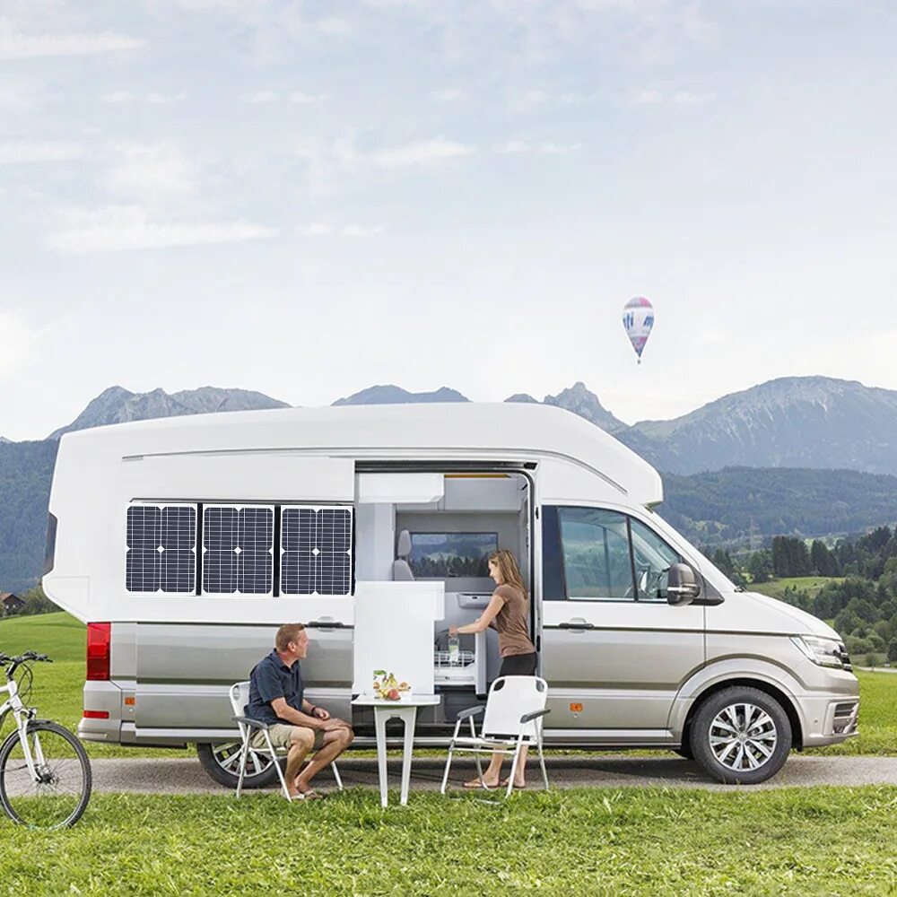 Volkswagen California XXL. Девушка и парень на Фольксвагене дом на колесах ездит. Автосалон караван