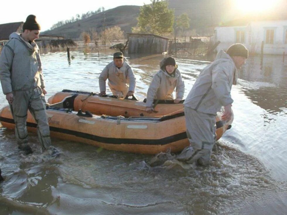 Сел басу. Су тасқыны картинки. Су тасқыны фото. Наводнение в Казахстане эссе. Как эвакуируют людей при наводнении фото.