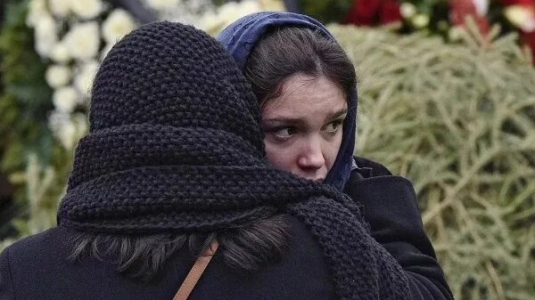 Владимир меньшов кладбище. Владимир конкин дочь софья. Похороны бориса ельцина 2007. Леонид куравлёв прощание похороны. Дочь на похоронах отца.