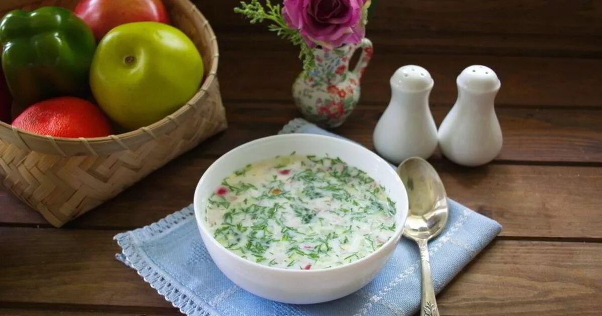 Окрошка с курицей. Окрошка с куриной грудкой. Окрошка русское блюдо. Окрошка фото. Окрошка на кефире с курицей.