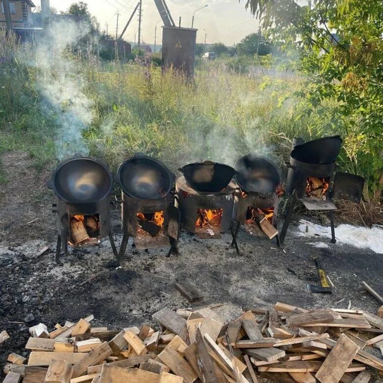 Как правильно обжечь казан чугунный в первый. Прокалить чугунный казан. казан узбекский чугунный прокалить. казан обжиг чугунной. казан чугунный обожженный.