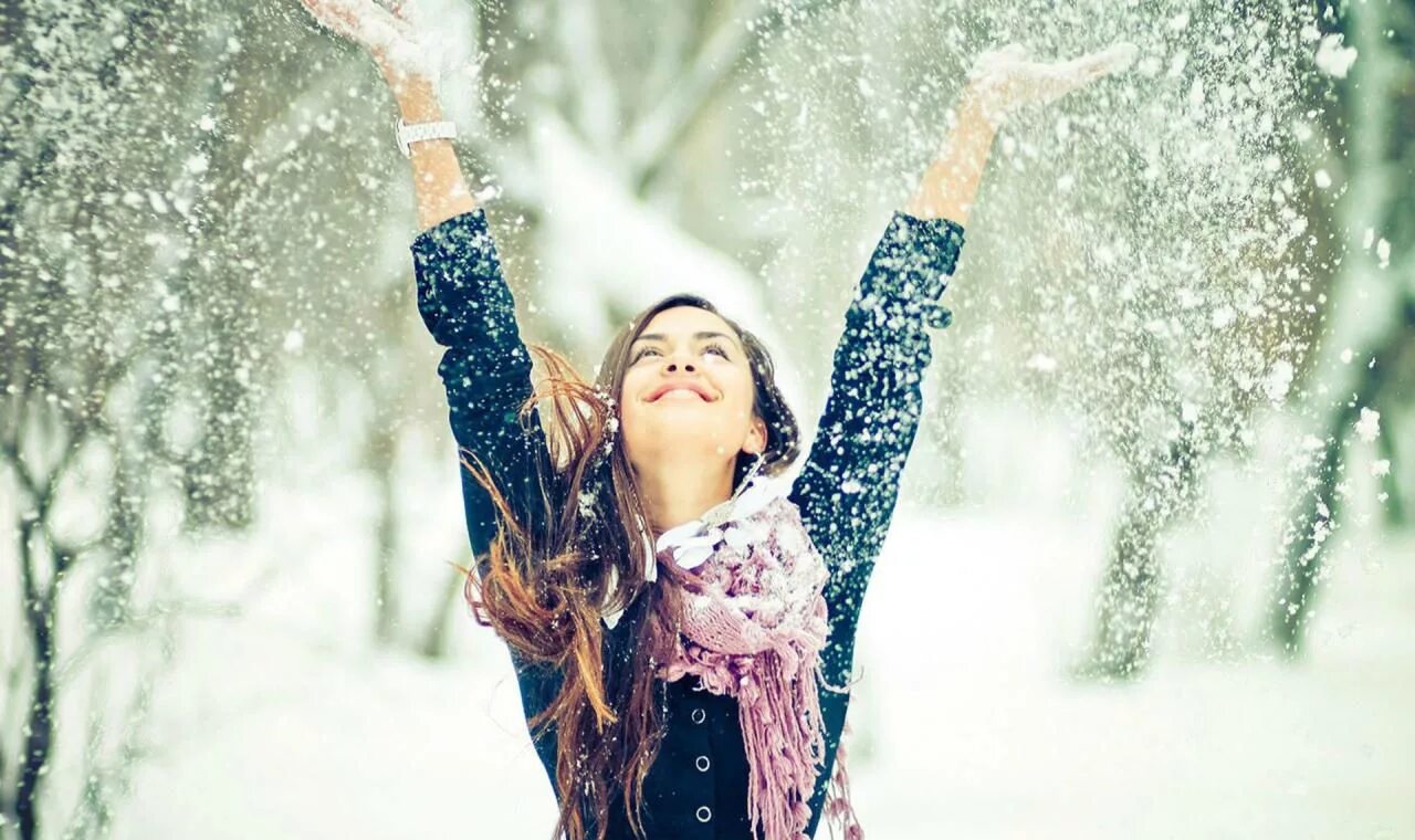 Февраль новая жизнь. Счастье зимой. Девушка зима. Девушка в снегу. Девушка зимой в снегу.