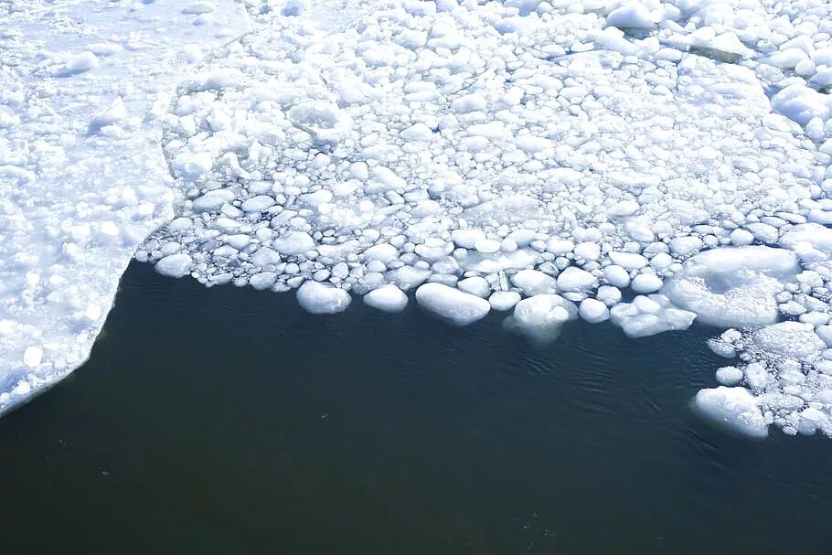 Замерзший воздух в воде. Море зимой. Замерзшая вода. Снег и лед. Лед на озере.