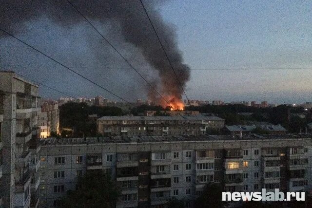 Пожар на малиновского в красноярске сегодня. Пожар на малиновского в красноярске сегодня. Пожар на малиновского в красноярске сегодня. Красноярск 10182. Пожарные тушат пожар здания.