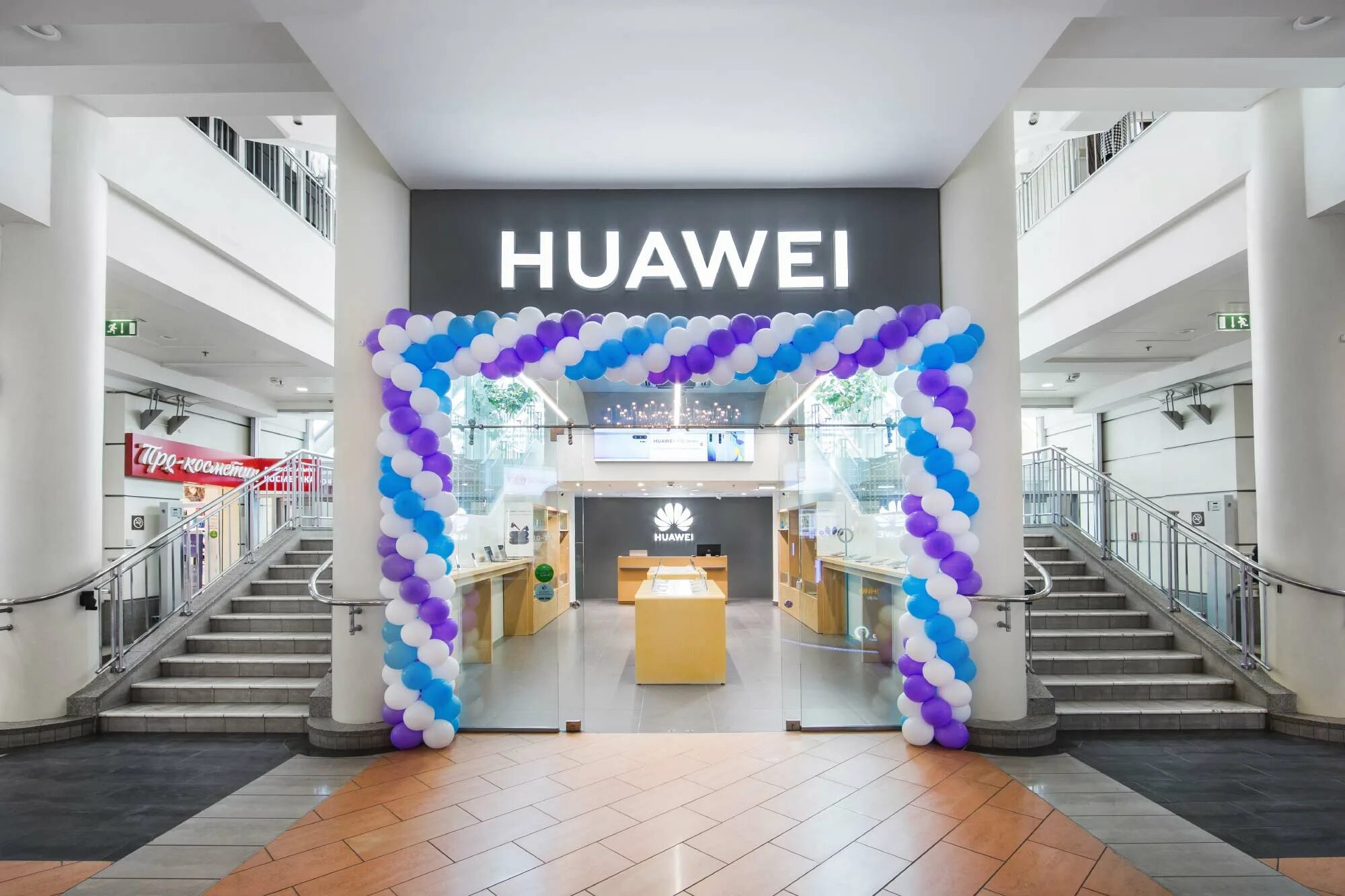 Фирменный магазин huawei. Huawei магазин в москве. Хуавей охотный ряд. Huawei москва. Хуавей магазин в меге.