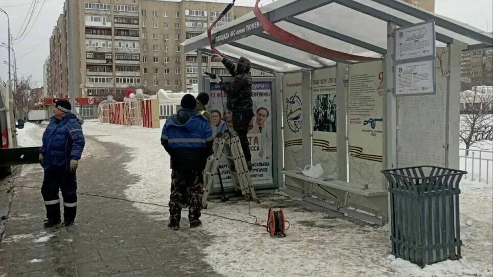 Уровень воды в пышме тюмень. Остановка. Остановка Пышма Тюмень. Ждать на остановке. Остановка автобуса.