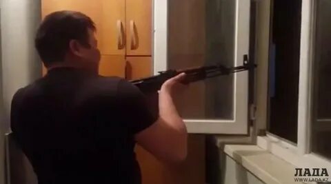 Стрелял из окна