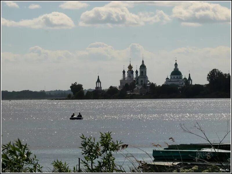 На берегах озера неро между москвой. Озеро Неро Ростов. Ростов Великий озеро Неро Легенда. Озеро Неро Ростов Великий зимой. Набережная на озере Неро в Ростове.