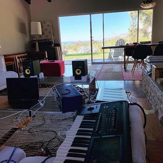 The home music. The home music. Музыкальная студия на лоджии. Студии звукозаписи декор. Музыкальная комната.