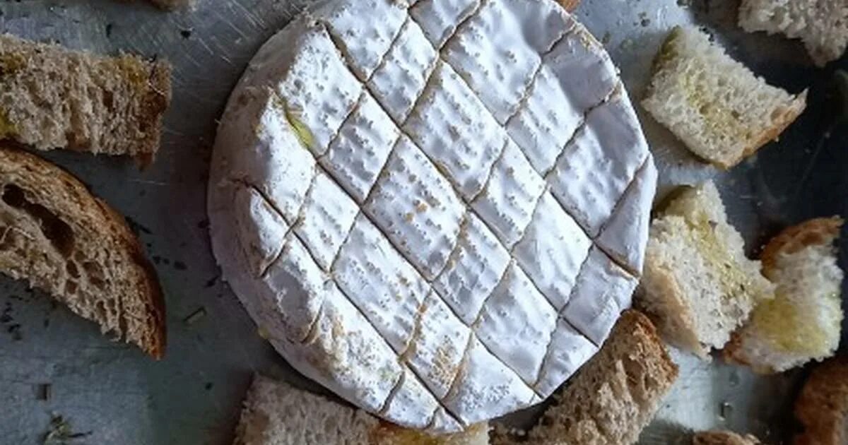 пирог с сыром камамбер по середине. тост с сыром камамбер. тесто с сыром камамбер. тесто с сыром камамбер. бри запеченный в слоеном тесте.
