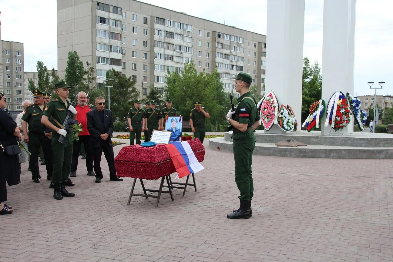 Церемония прощания с военнослужащим погибшим на Украине. Боевое братство Новотроицк. Похороны солдат погибших в Украине 2022 Новотроицк. Прощание с экипажем оренбург