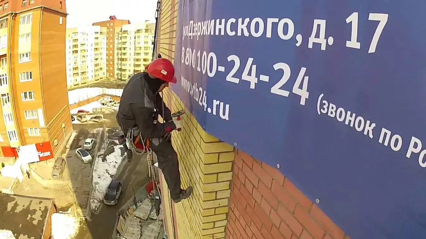 Как прикрепить баннер к стене. Монтаж баннера на стену. монтаж рекламных баннеров. крепление баннера на стену. закрепить баннер на стене.