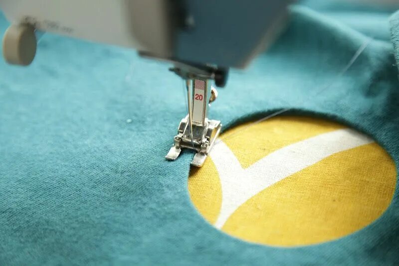 Как прошить толстую ткань. Обработка круглых отверстий на ткани. простроченная ткань. прорези на ткани. пошив изделия.