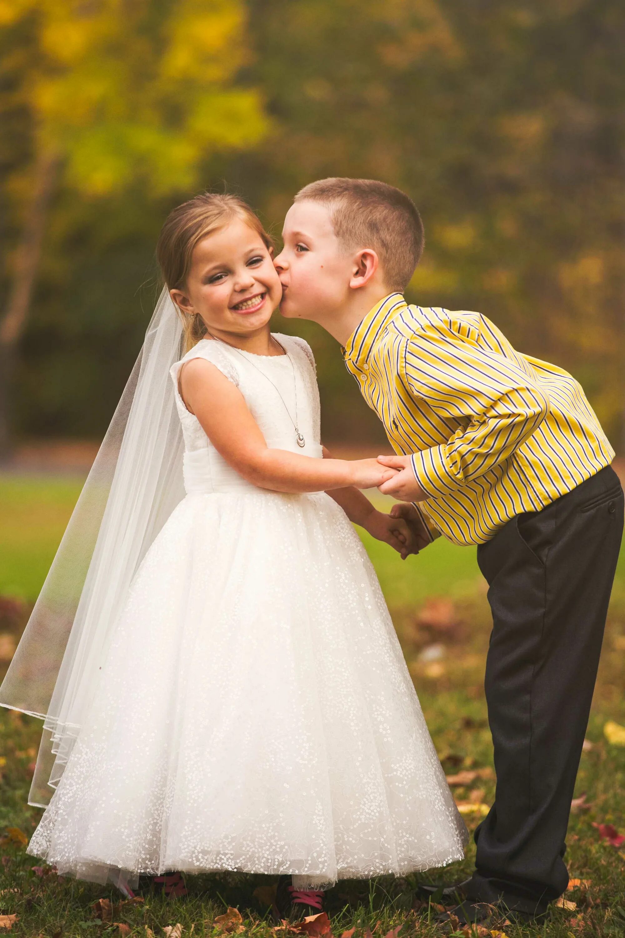 Можно выйти замуж в 17 лет. Дети в свадебных нарядах. Дети на свадьбе. Дети жених и невеста. Дети в свадебных нарядах фотосессия.