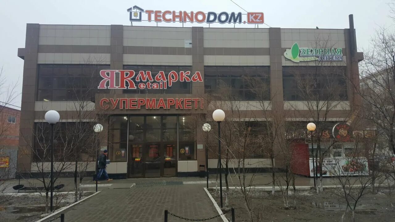 Атырау памятник махамбета утемисова. Атырау улицы. Атырау площадь исатая. Улица махамбета. Центральная улица атырау.