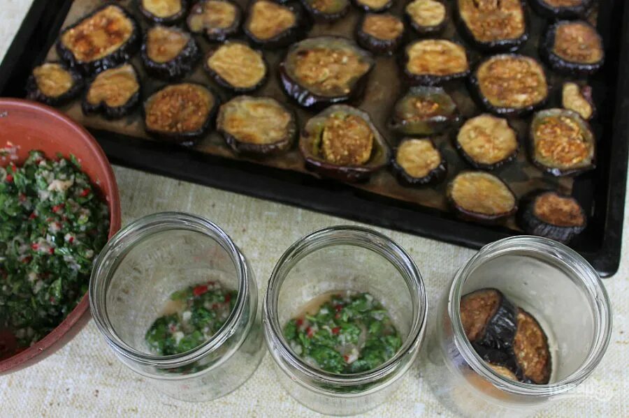 Баклажаны с чесноком на зиму кубиками. Баклажаны маринованные с чесноком и зеленью. баклажаны под прессом с чесноком и зеленью. баклажаны запеченные и маринованные с чесноком и зеленью.