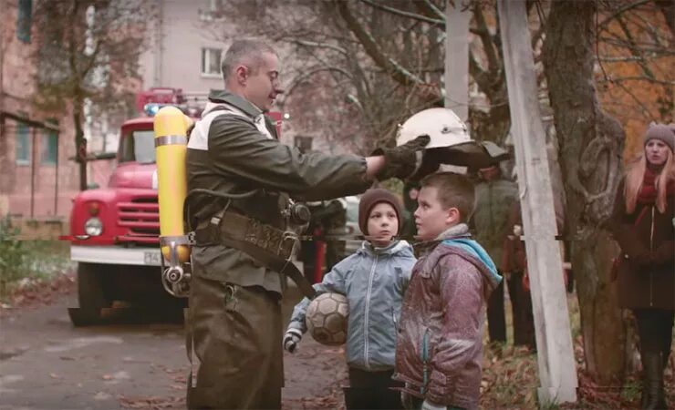 Тысячи спасенных жизней. Прожить одну жизнь спасти тысячи. Прожить одну жизнь спасти тысячи МЧС. Тату пожарных прожить одну жизнь спасти тысячи. Прожить одну жизнь спасти тысячи картинка.