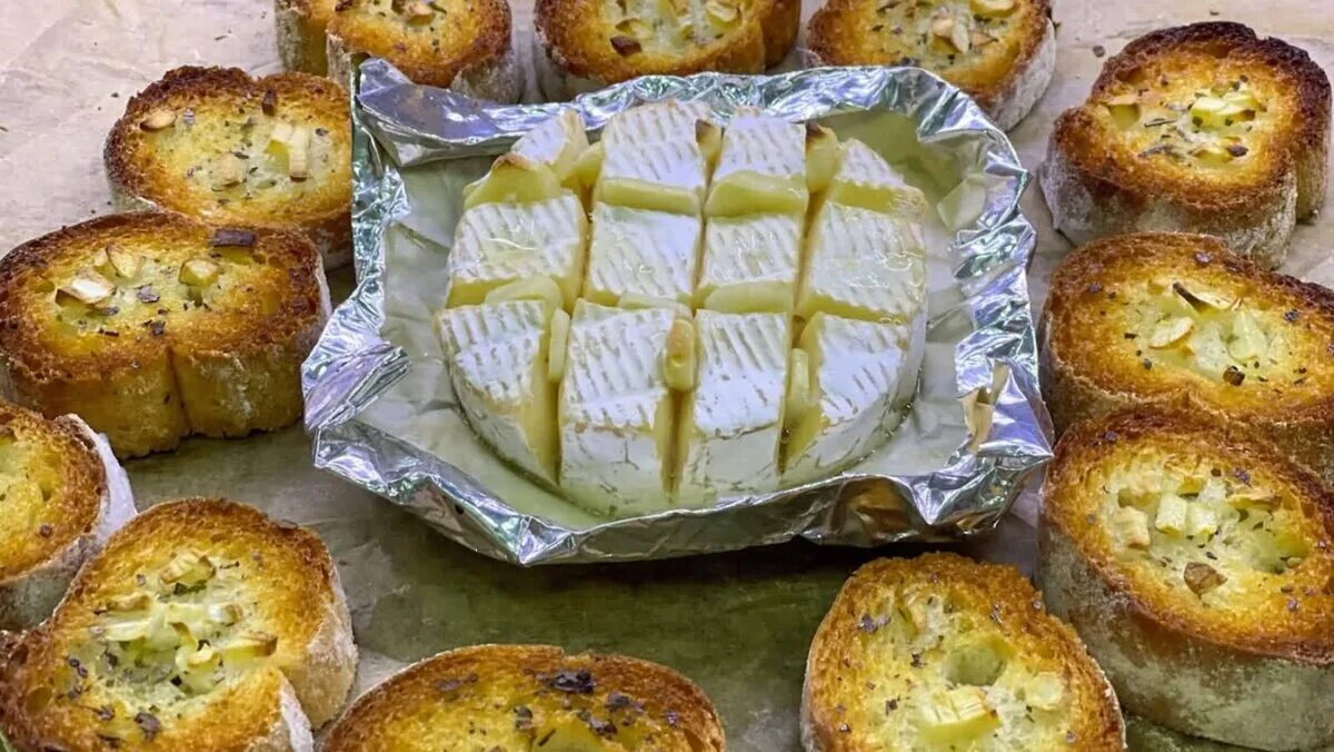 Запеченнный "камамбер" с чесночными гренками - закуска на любой случай PripravaC