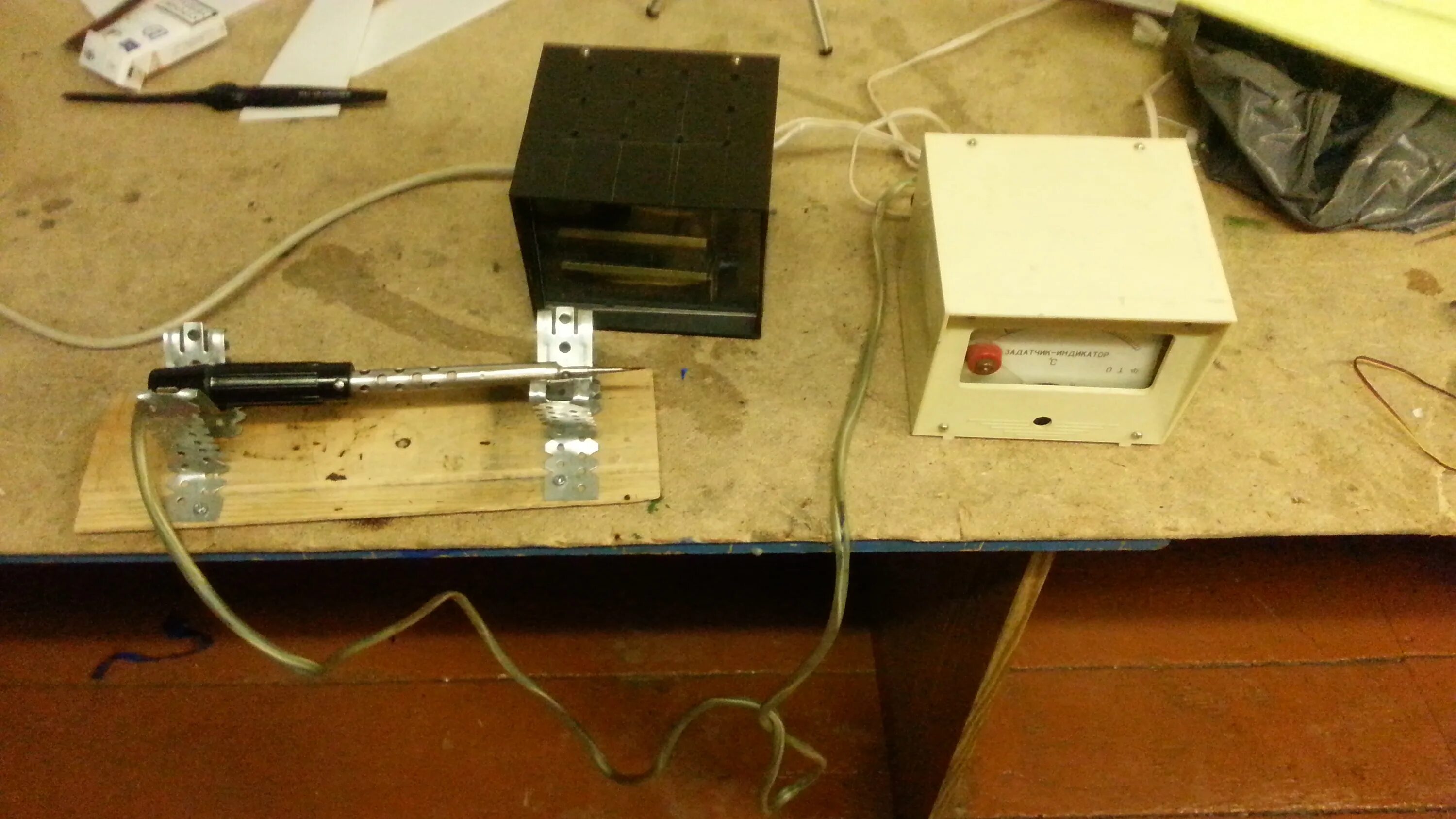 резак для пенопласта нихромовой проволокой. резка нихромовой проволокой. резак для пенопласта из компьютерного блока питания. резак для пенопласта нихромовой проволокой. станок для резки пенопласта нихромовой проволокой.