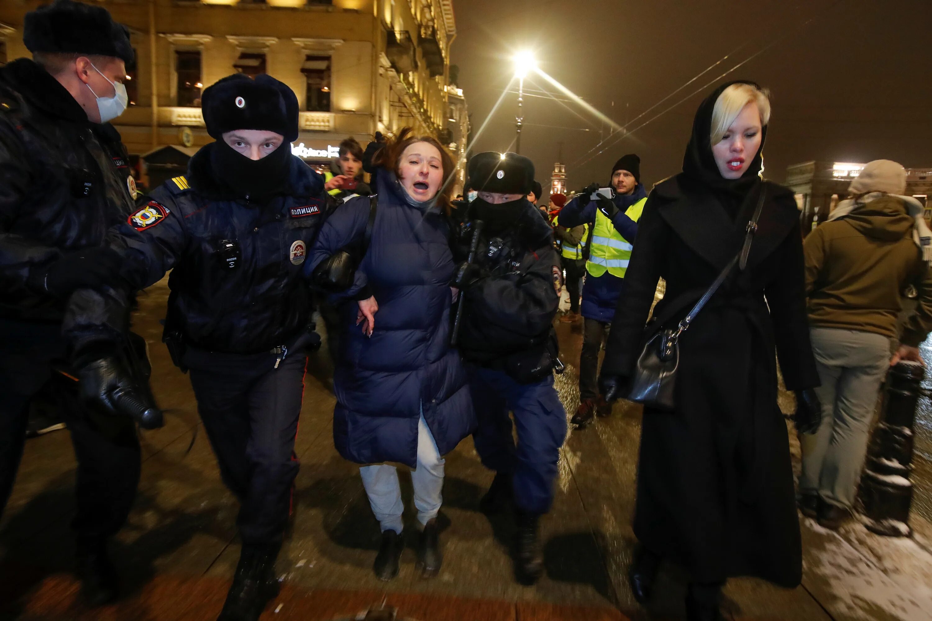 Митинг за Навального. Протесты в России 2021 Навальный. Протесты в Петербурге. Навальный и ОМОН. Митинг навального 24