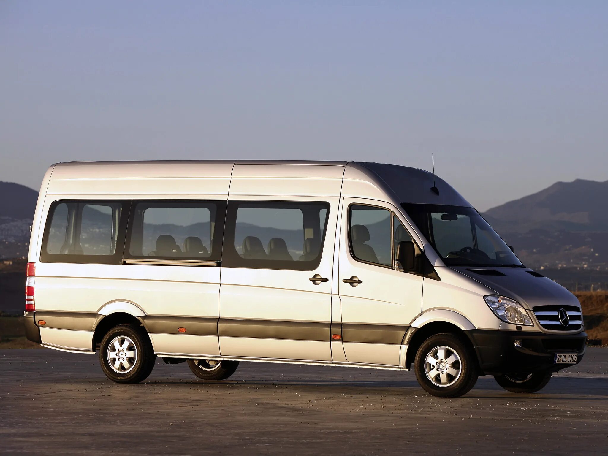 Микроавтобус мерседес спринтер. Пассажирский микроавтобус. Форд транзит микроавтобус 13 мест. Мерседес бенц спринтер пассажирский. Форд транзит 13 мест.