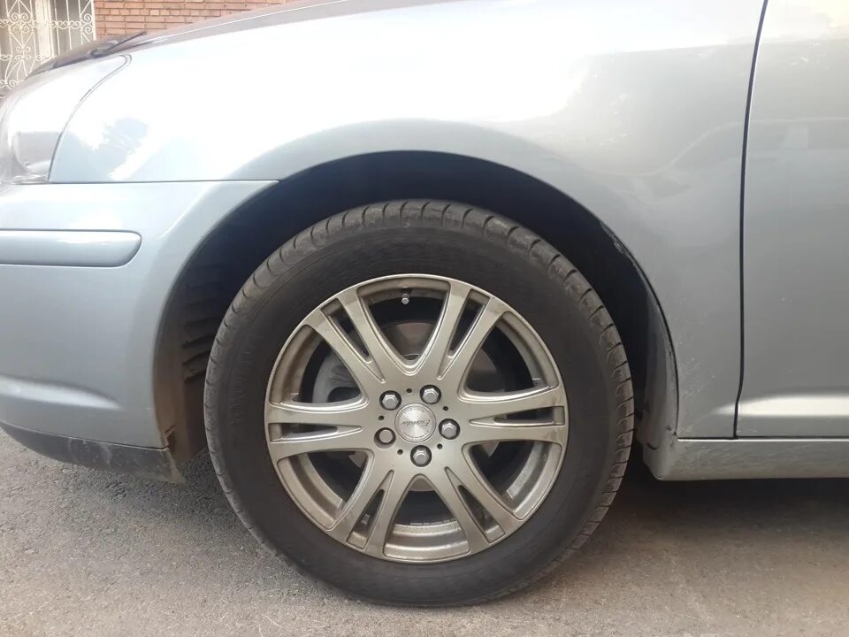Avensis 250 резина. Максимальная резина на тойота аурис. Авенсис шины размер тойота. Резина на тойоту авенсис. Диск колесный тойота r17 gr.