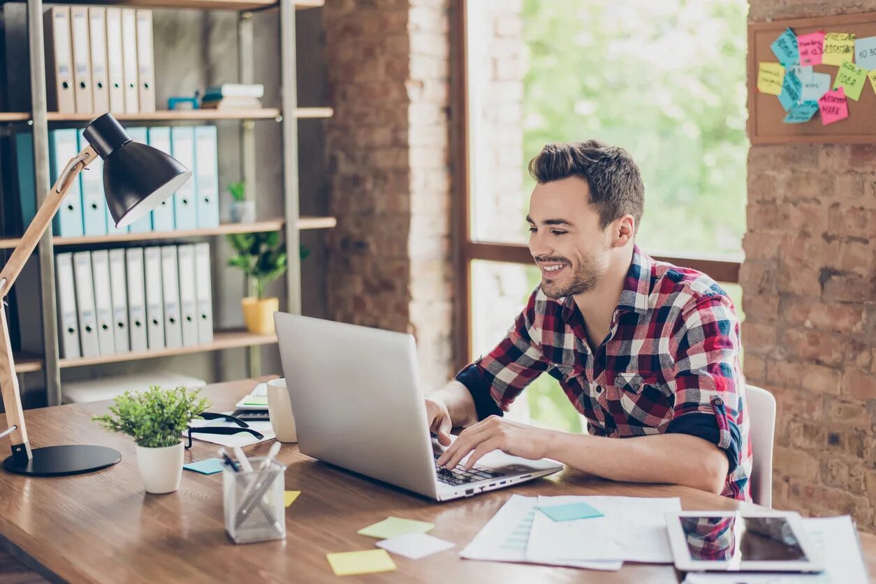 People work at home. Человек работает за ноутбуком. Удаленная работа. Фотосессия для фрилансера. Мужчина с ноутбуком дома.