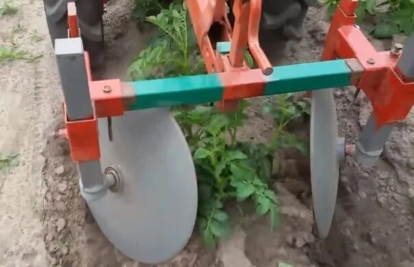 Сделать дисковый окучник. Окучник для мотоблока ока однорядный. дисковый окучиватель для минитрактора мт 110. окучник дисковый для мотоблока мтз 09н. дисковый распашник для мотоблока.
