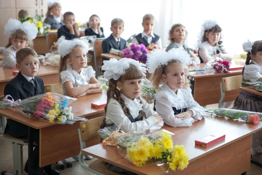 Т г первый класс. Первоклассники в классе. Первоклассник за партой. Первоклассники за партами в школе. Школа первоклассника.