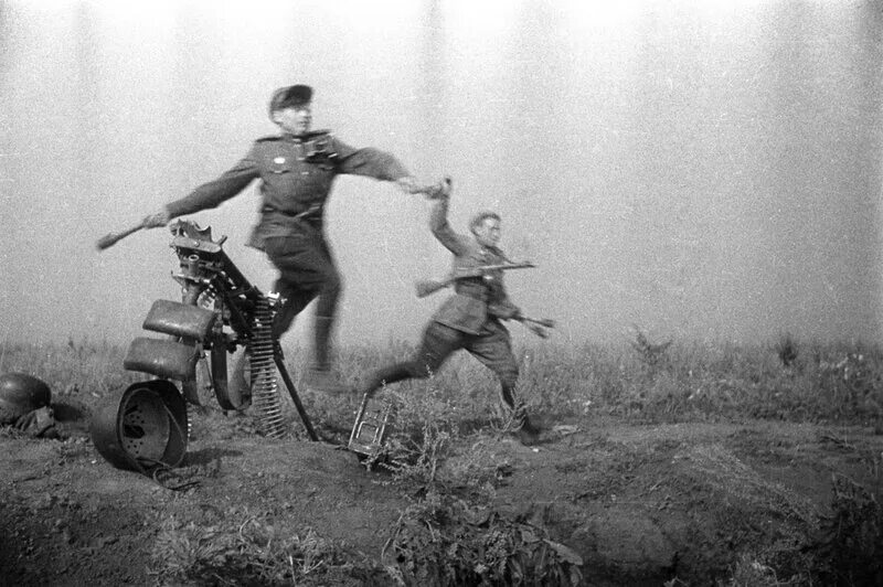 Атака пехоты первая мировая война. Инвалиды идут в атаку. Северная корея гражданская война. Бои под харьковом 1942. Великая отечественная война 1941-1945 рукопашная.
