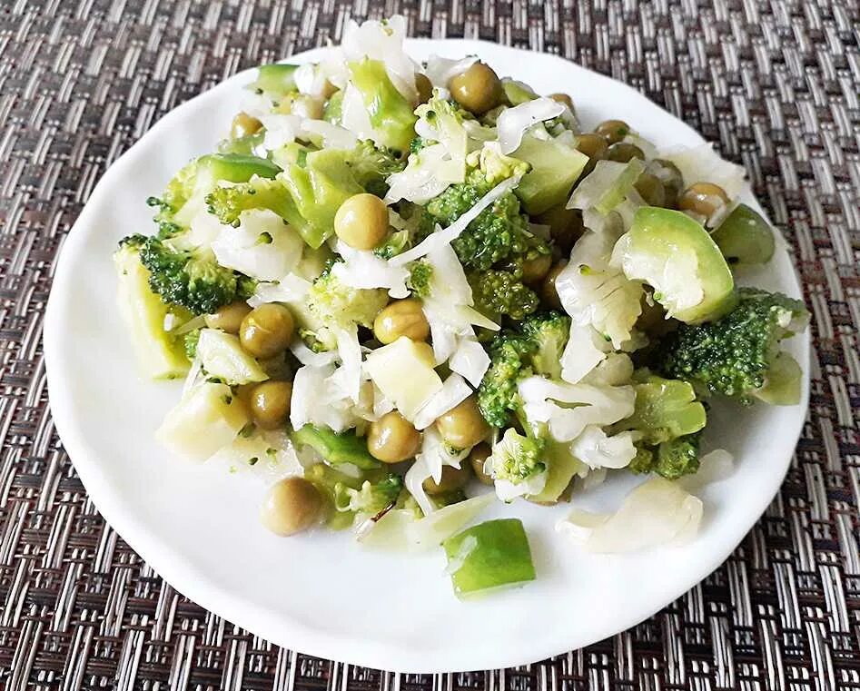 Лёгкий салат с горошком консервированным. Вкусный салат с горошком консервированным. Салат в горшке. Салат с горошком консервированным. Салат из зеленого горошка.