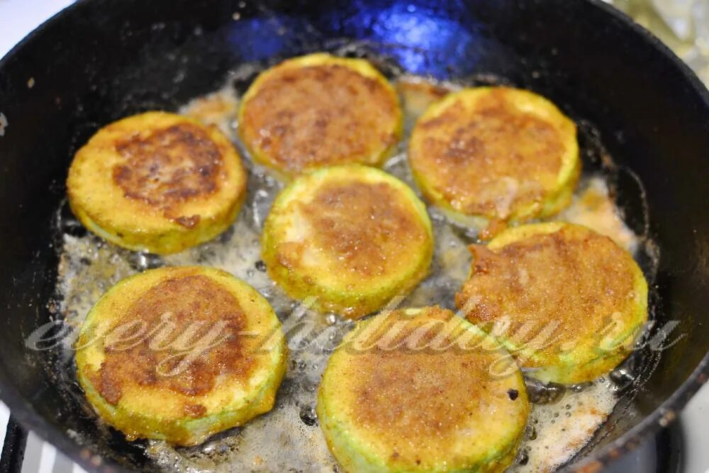 Кабачки фаршированные мясом на сковороде. Кабачки кольцами с фаршем на сковороде. Фаршированные кабачки фаршем на сковородке. Фаршированные кабачки на сковородке. Кабачки фаршированные сыром на сковороде.