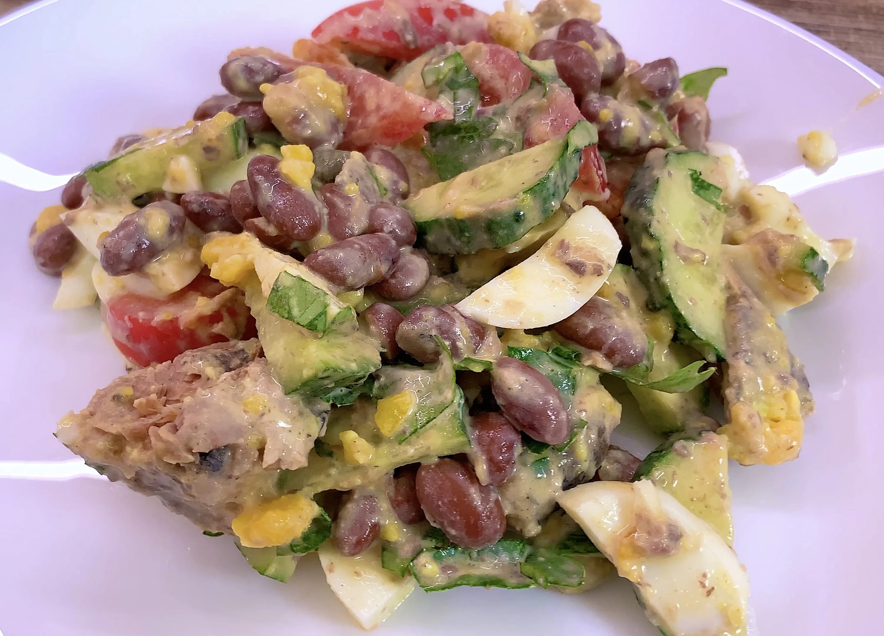 Салат тунец фасоль кукуруза. Салат с тунцом и фасолью красной. салат с консервированной фасолью и тунцом. салат из тунца с красной фасолью. тунец с фасолью.
