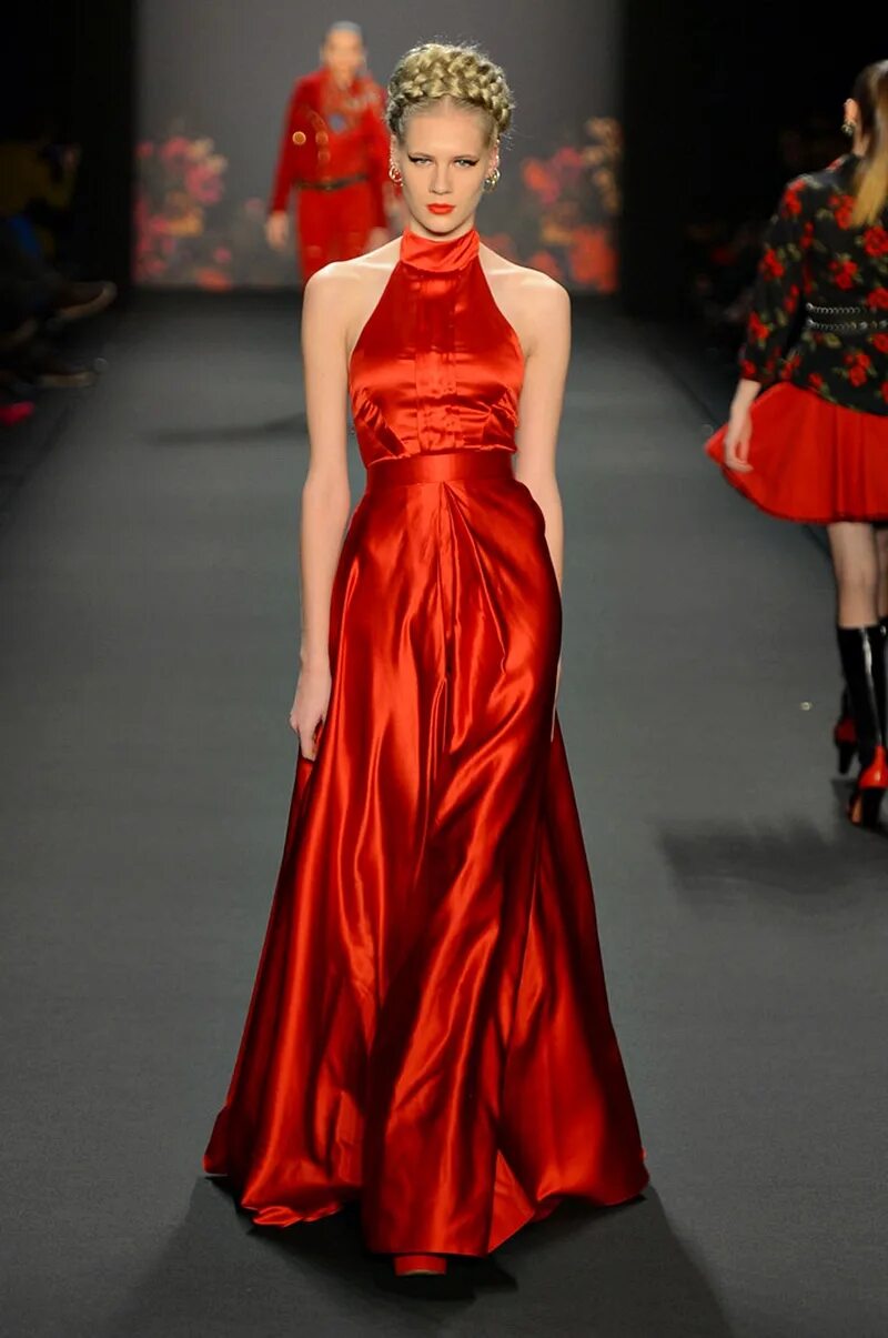каролина херрера красное платье 2020. платья дольче габбана 2021. каролина херрера красное платье. красное платье. платье валентино 2020 красное.