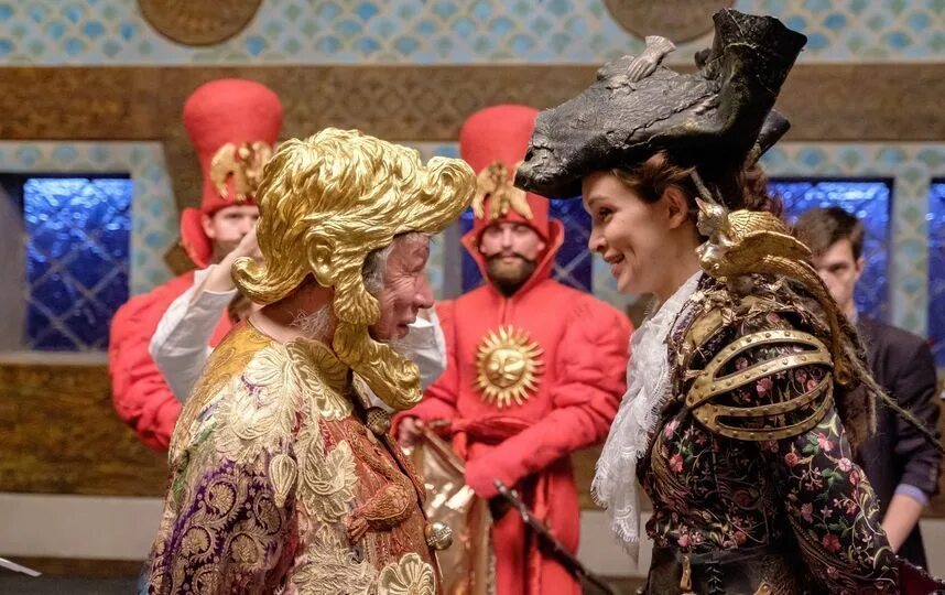 Конек горбунок 2020. Презентация галерея русского костюма. Удивляли костюмами. Конёк-горбунок фильм 2021. Водянова наталья в блестящем платье на хэллоуин.