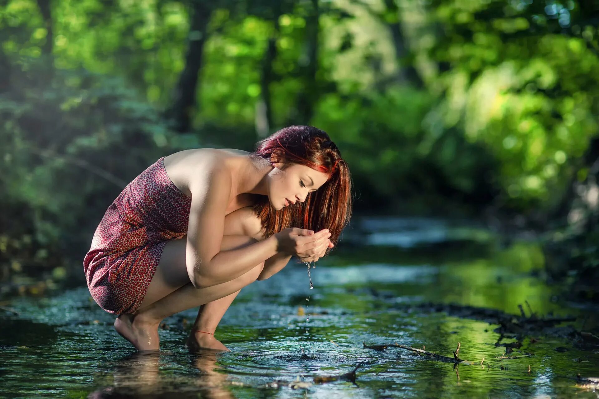 Девушка в воде. Девушка у пруда. Девушки на озере. Девушки на речке. Красивые девушки река