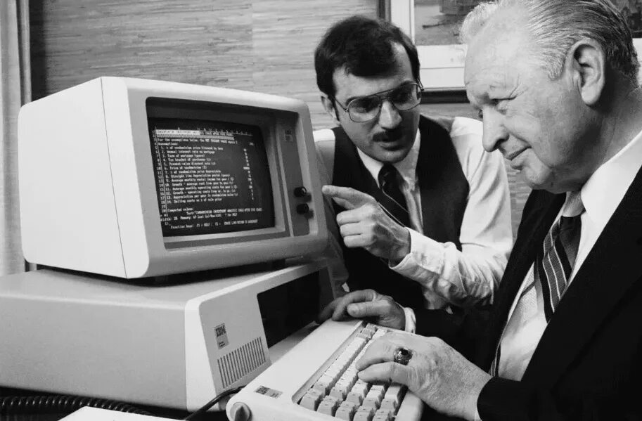 Первая цифровая компания. Старый компьютер. Компьютер 20 века. Самый первый компьютер. Самый первый персональный компьютер.