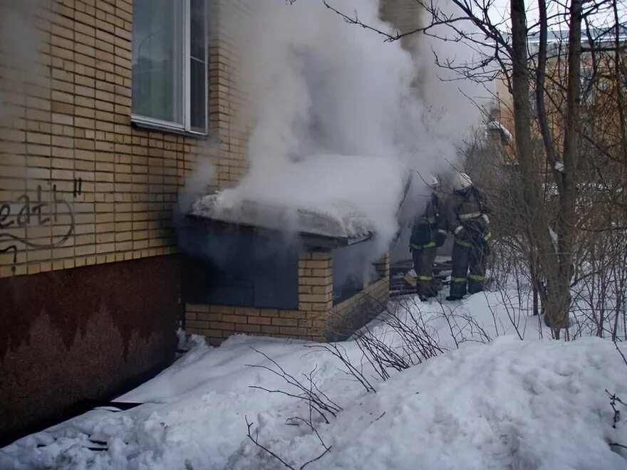 Тушение пожаров в подвалах зданий конспект. Пожар дым в подвале. подвальное помещение пожар. тушение пожаров в подвалах. пожар в подвале дома.