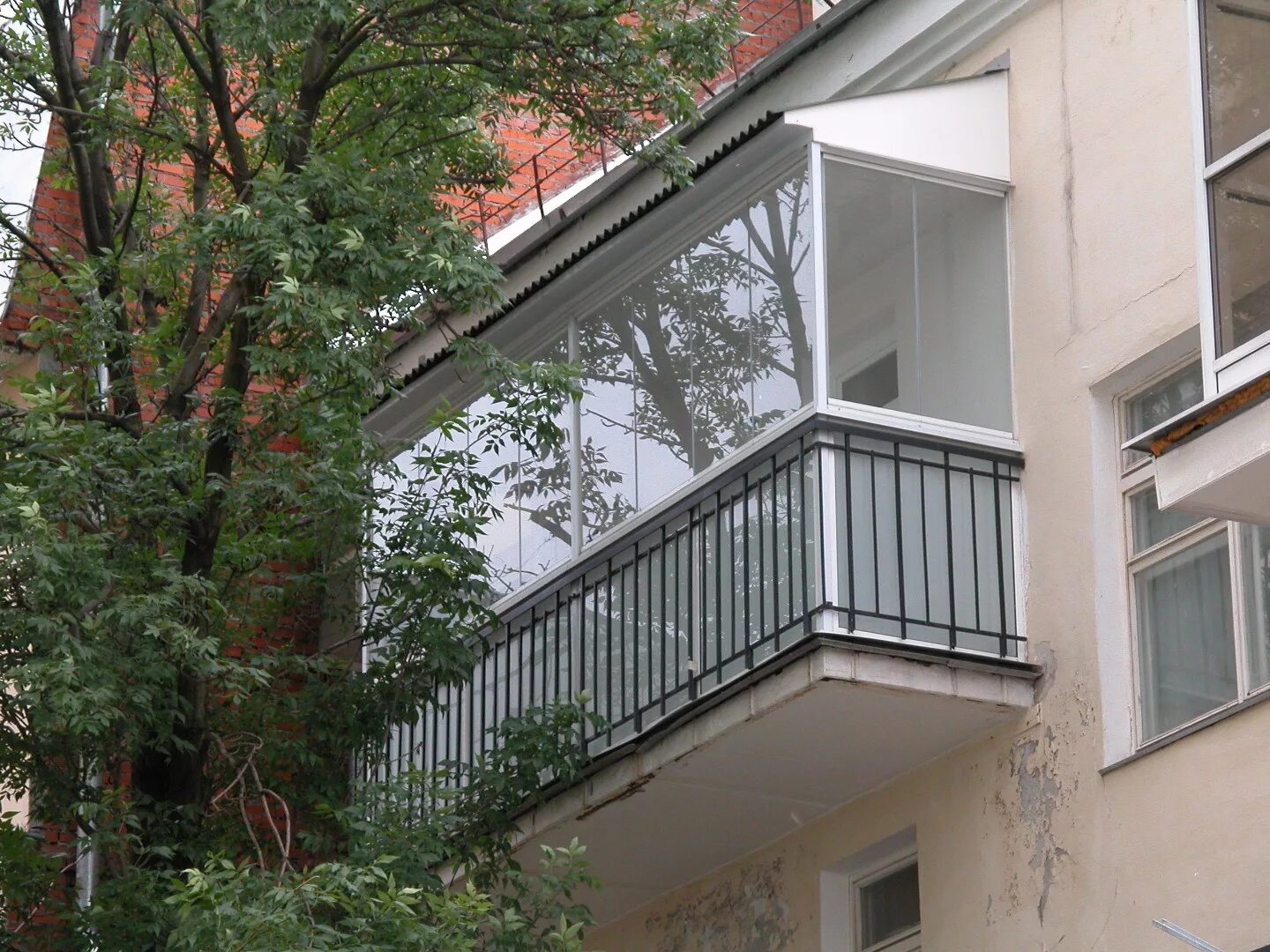 закрыть балкон без остекления