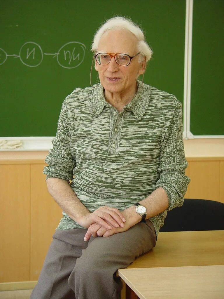 пожилой профессор. фотография профессора. пустая аудитория и учитель. андре гуичаоа профессор. старенький профессор.